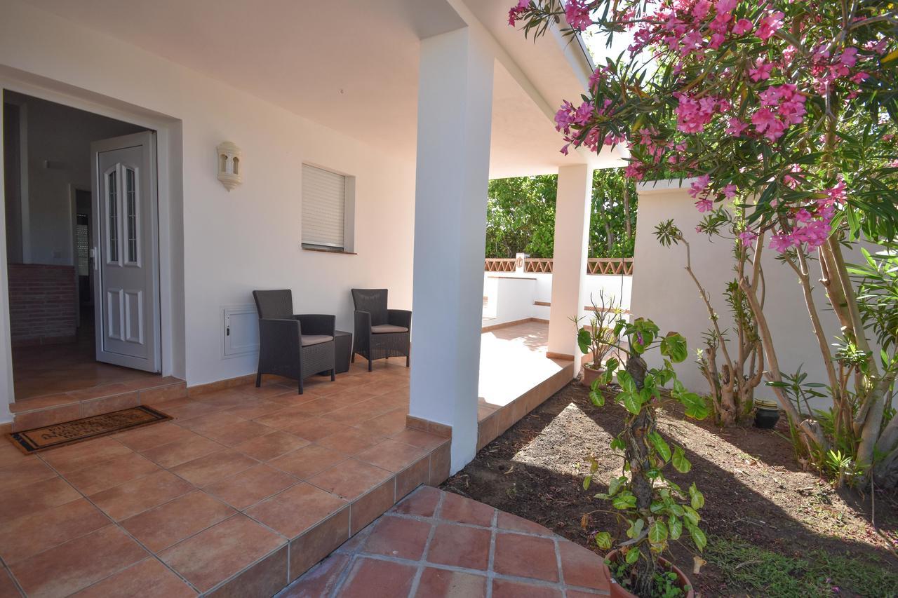 In The Second Line, Modern Beachfront Holiday Home In Costabella, Marbellac Extérieur photo