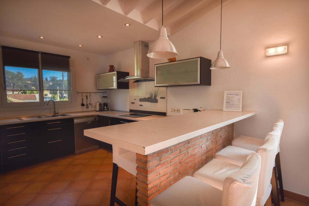 In The Second Line, Modern Beachfront Holiday Home In Costabella, Marbellac Extérieur photo