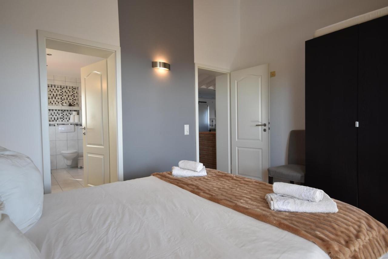 In The Second Line, Modern Beachfront Holiday Home In Costabella, Marbellac Extérieur photo