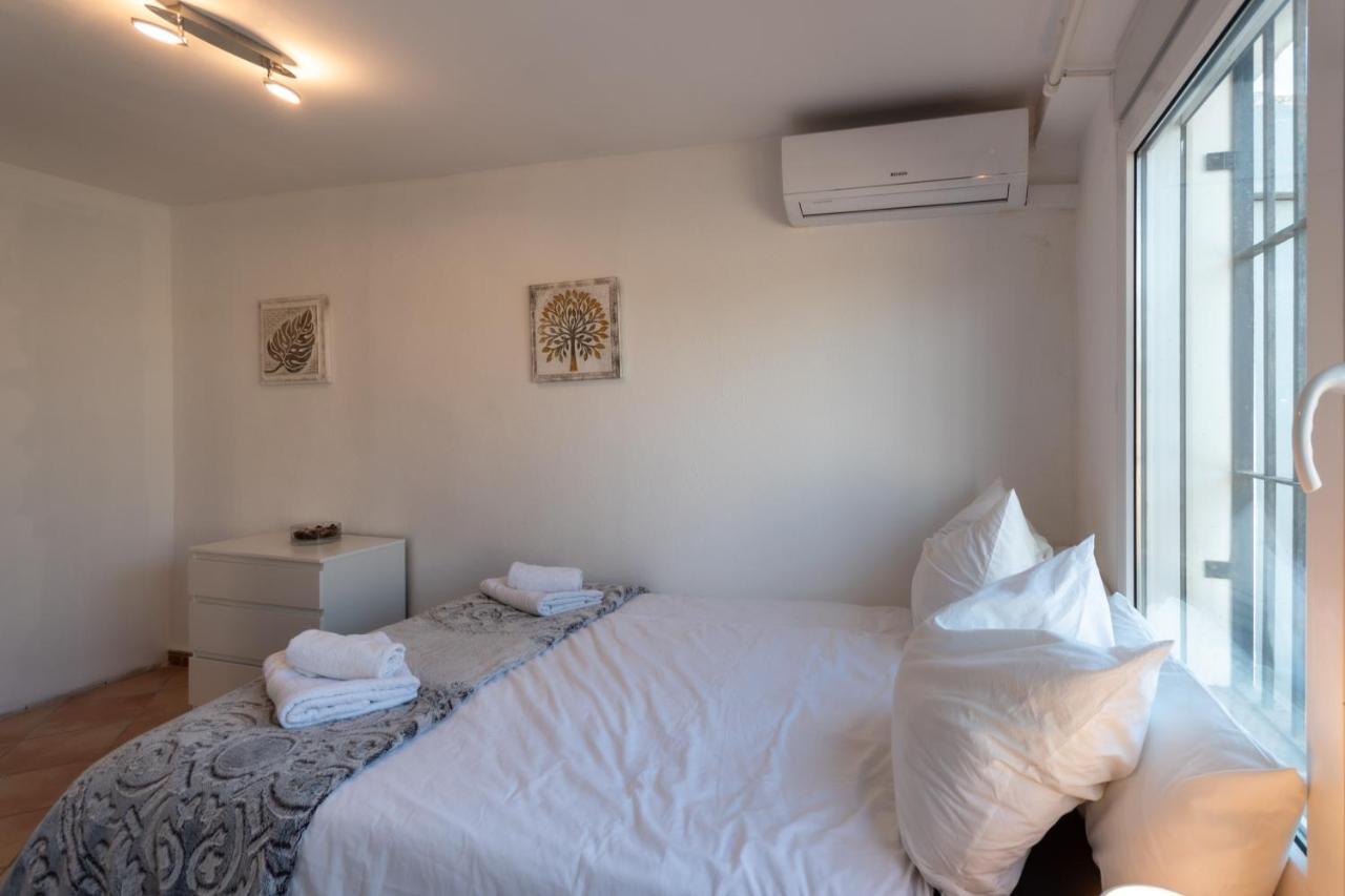 In The Second Line, Modern Beachfront Holiday Home In Costabella, Marbellac Extérieur photo